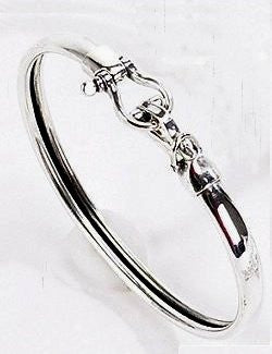Clasp best sale bangle bracelets